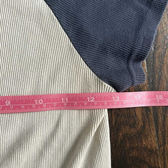 Brandy Melville Baby Raglan Tee - Picture 4 of 5